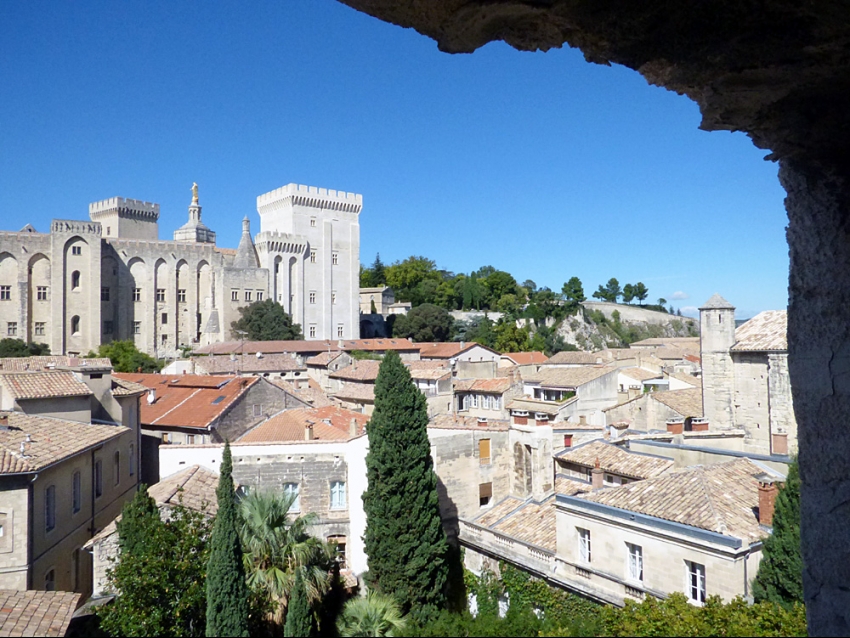 Avignon intra muros, Banasterie, terrasse, location saisonnière, temporaire, festival, vacances, séjour touristique ou d'affaire.