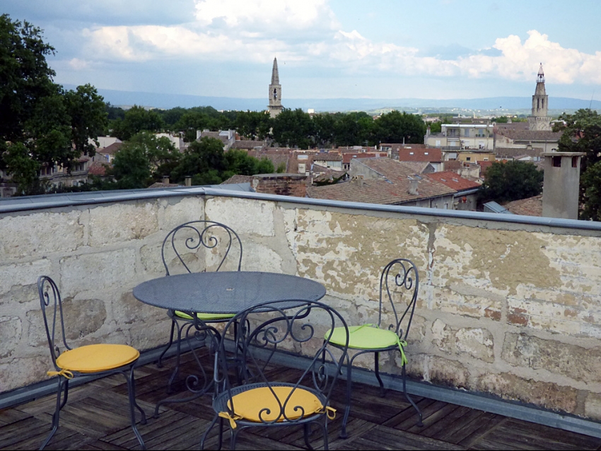 Avignon intra muros, Banasterie, terrasse, location saisonnière, temporaire, festival, vacances, séjour touristique ou d'affaire.