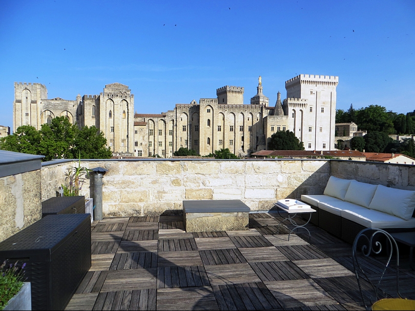 INTRA MUROS: Terrasse avec vue unique sur le Palais des Papes et Avignon. 