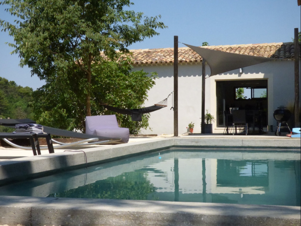 LUBERON - MÉNERBES: Villa moderne climatisée haut de gamme avec piscine