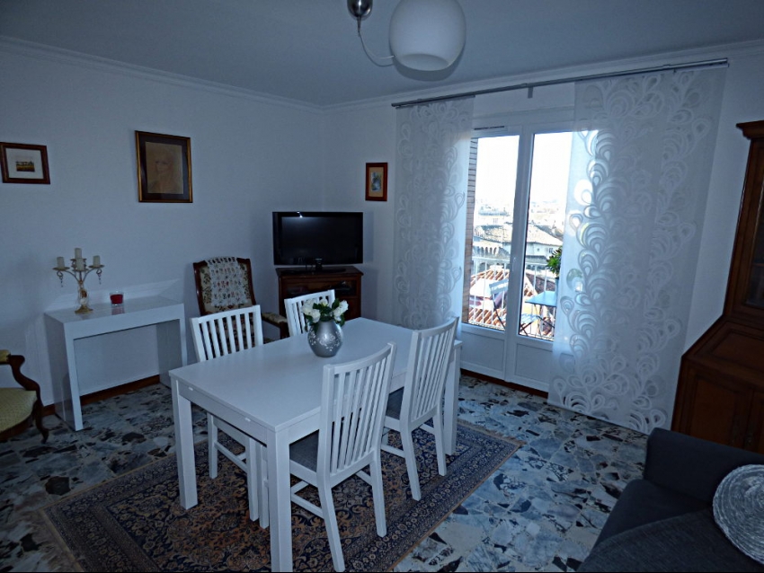 AVIGNON EXTRA MUROS: Porte Saint Lazare: Très bel appartement climatisé entièrement restauré avec deux chambres pour 4 personnes