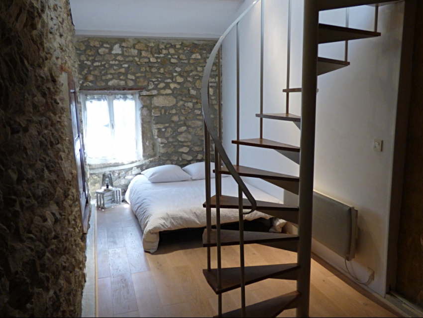 location-luberon-robion-chambre double avec couchage lit simple en mezzanine
